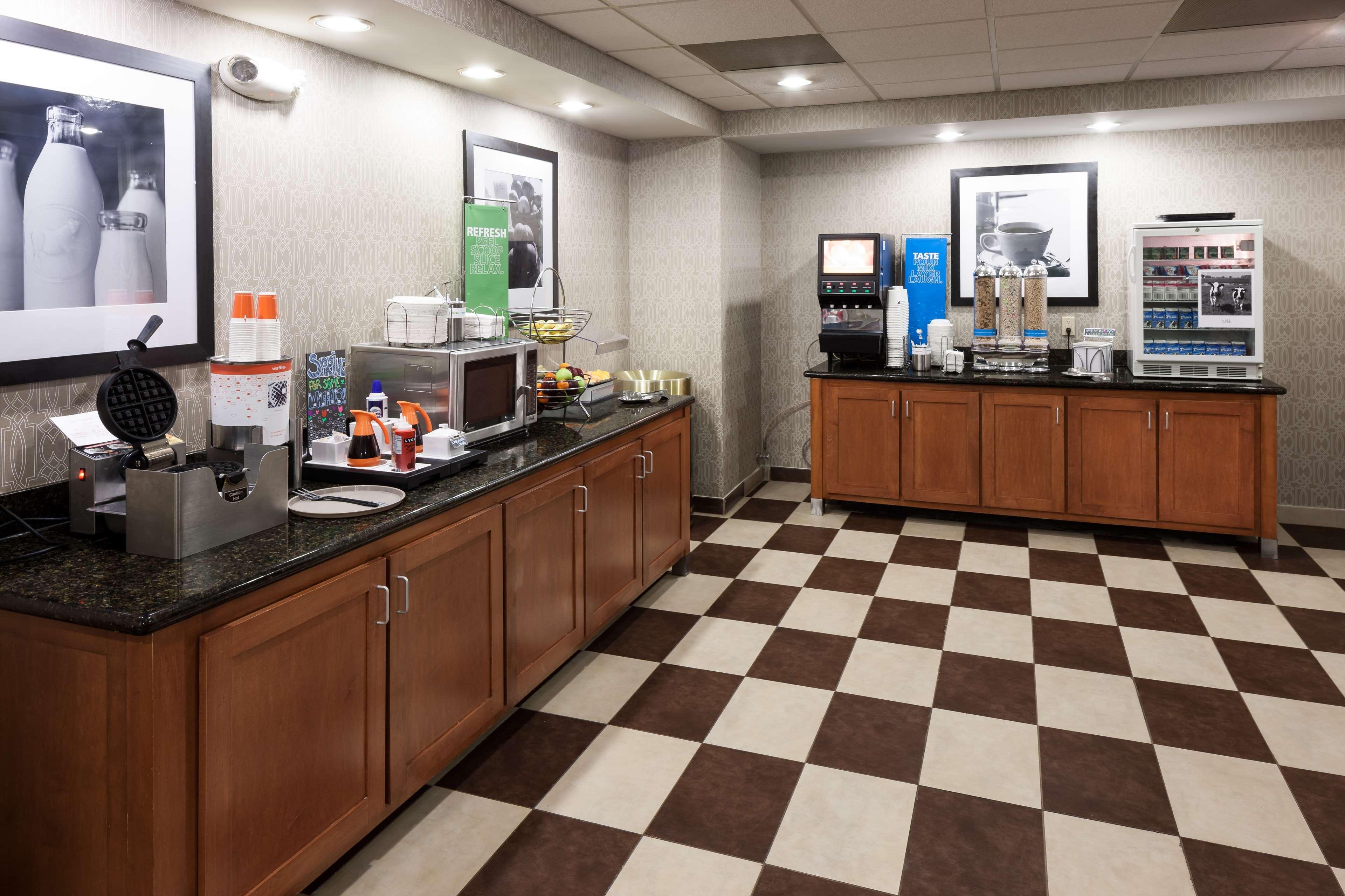Hampton Inn & Suites Сидар-Рапидс Экстерьер фото